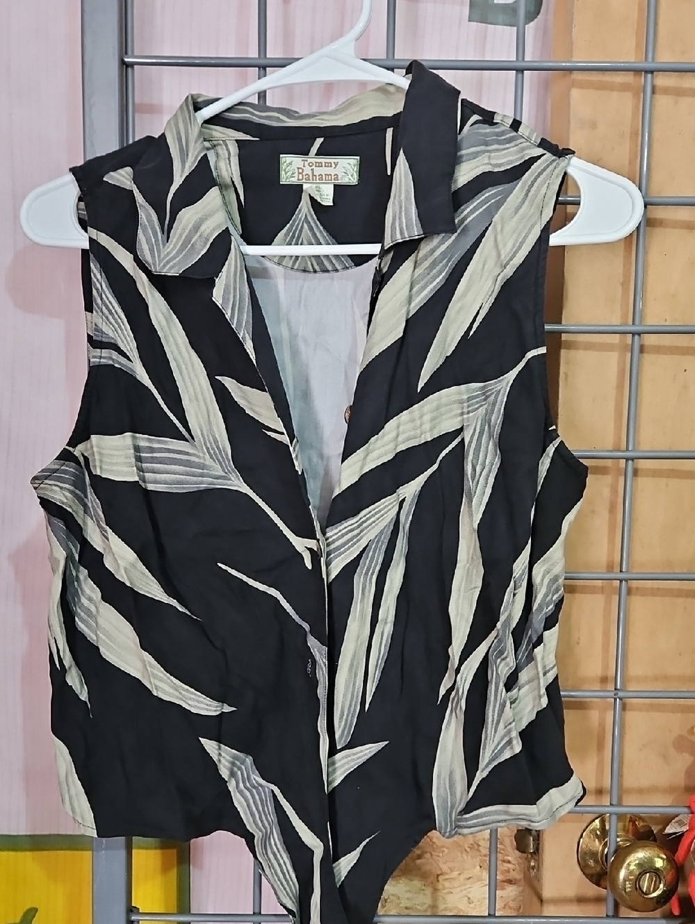 Silk Tommy Bahama Black and Cream Leaf-Print Sleeveless Button Front Top
